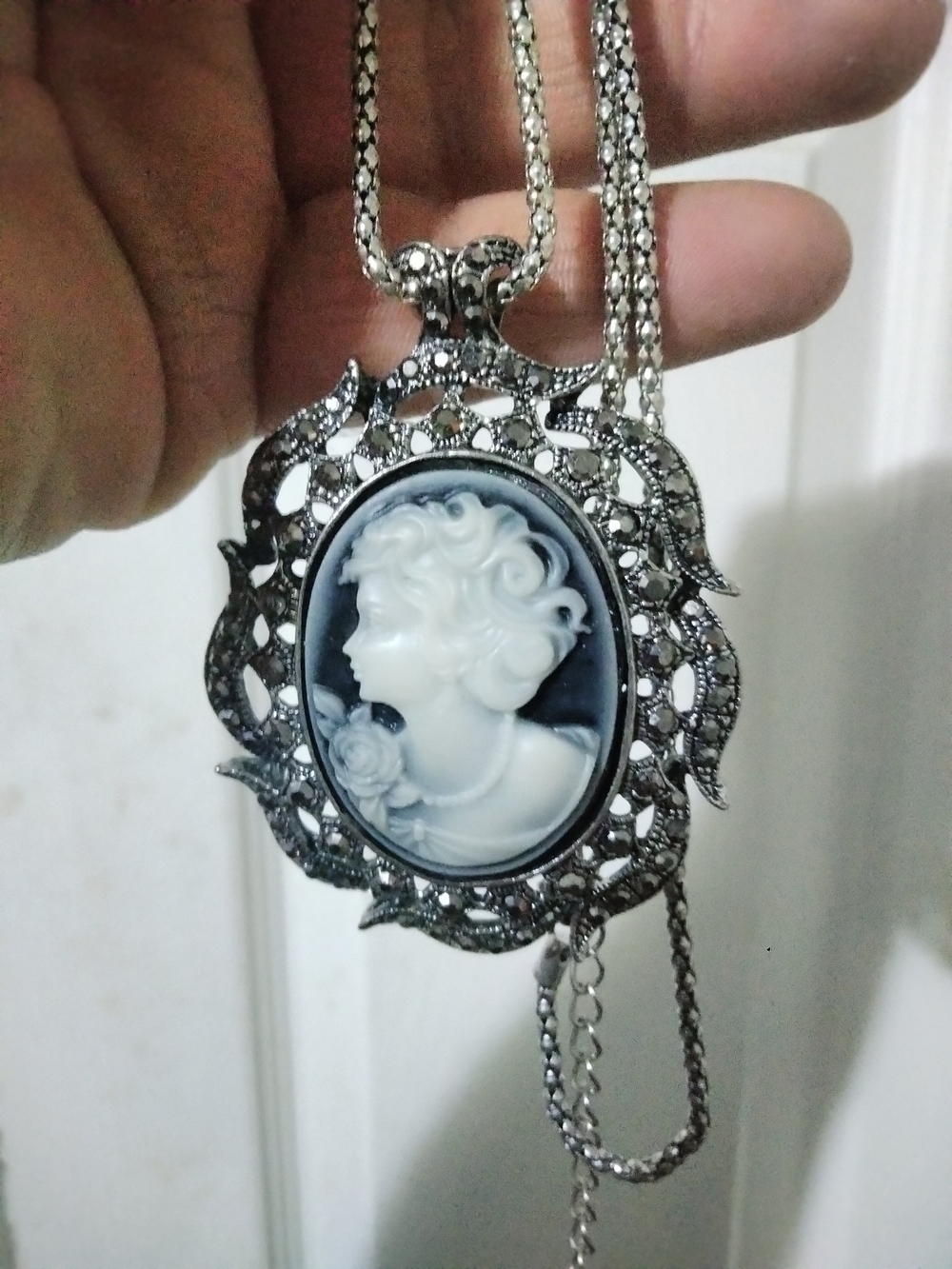 Vintage-Style Silver Cameo Pendant Necklace - White & Black